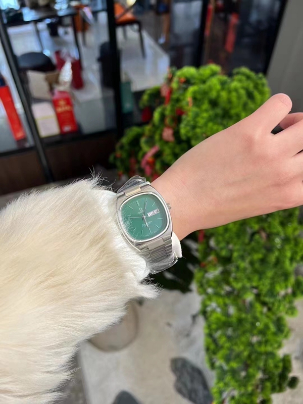 オメガ時計角部分ディテール